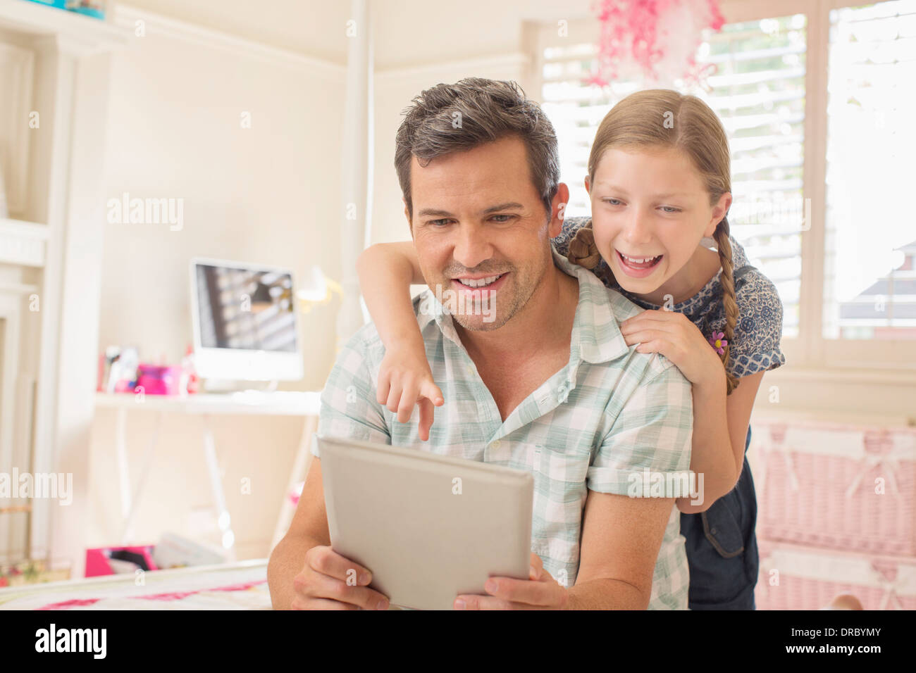 Père et fille using digital tablet Banque D'Images