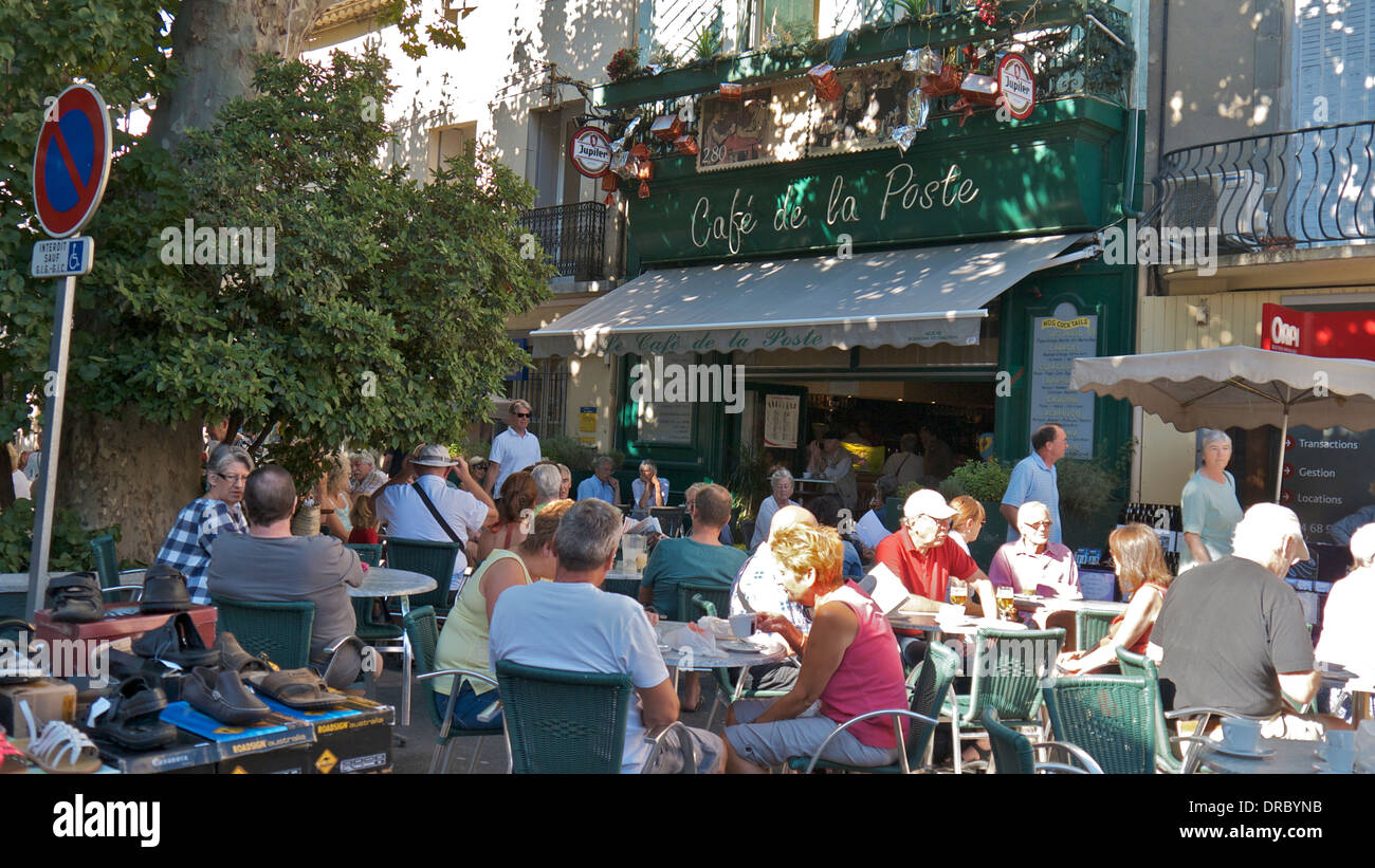 Les gens de l'extérieur d'un café le jour du marché à Olonzac, sud de la  France Photo Stock - Alamy