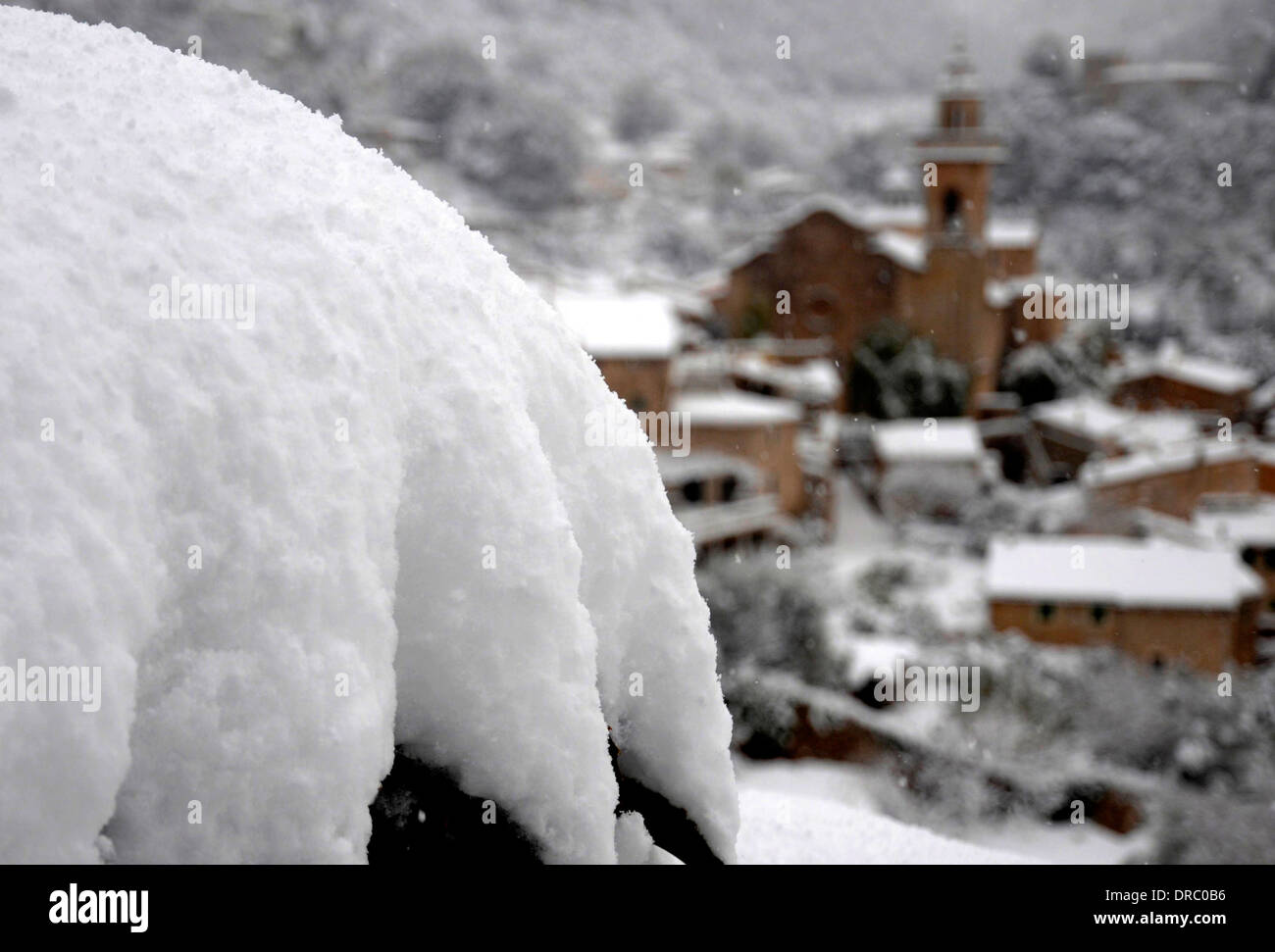 La neige en Valldemossa. Un village situé dans la Serra de Tramuntana, dans le nord de Majorque. Banque D'Images