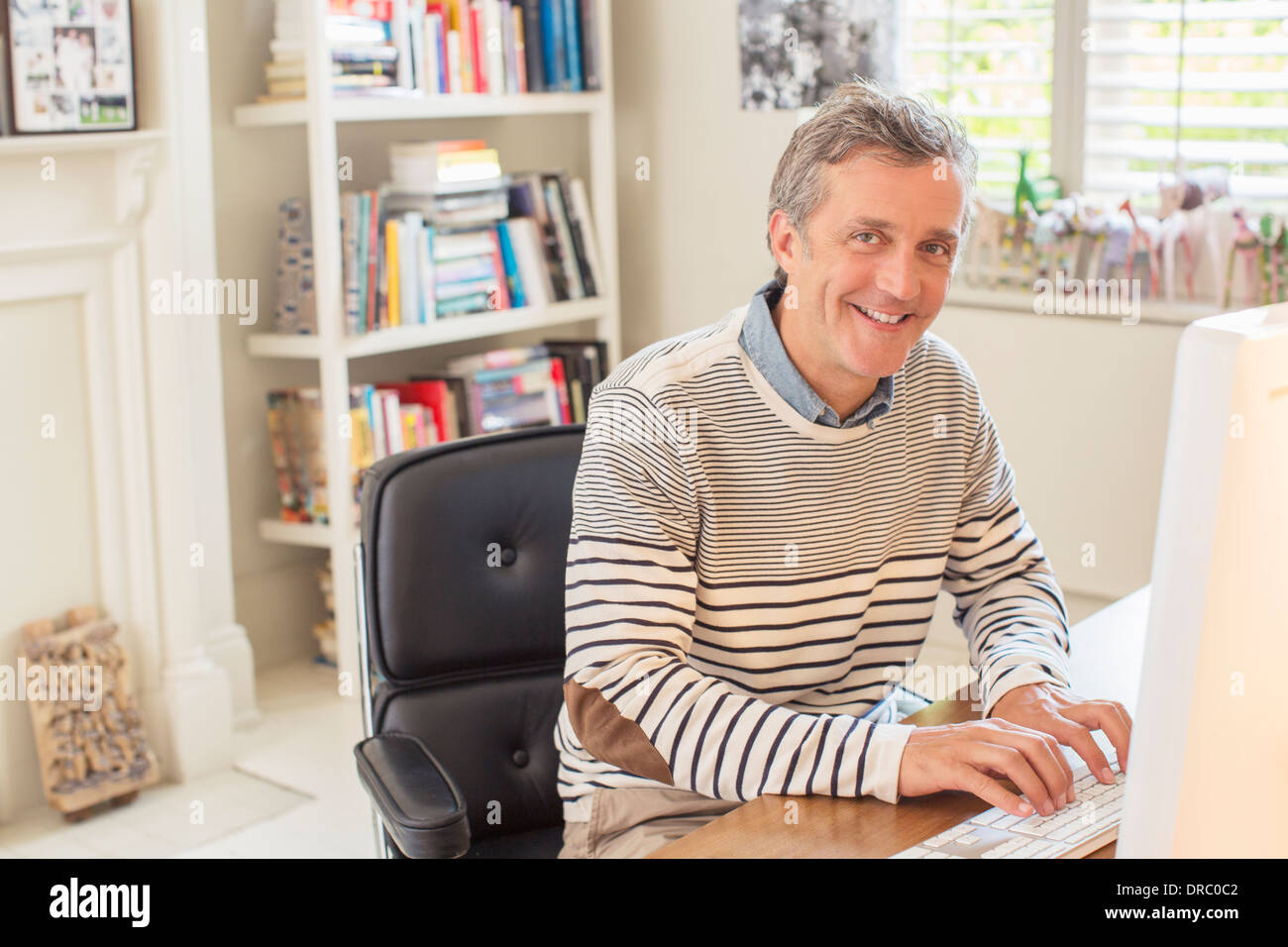 Man working at computer in home office Banque D'Images