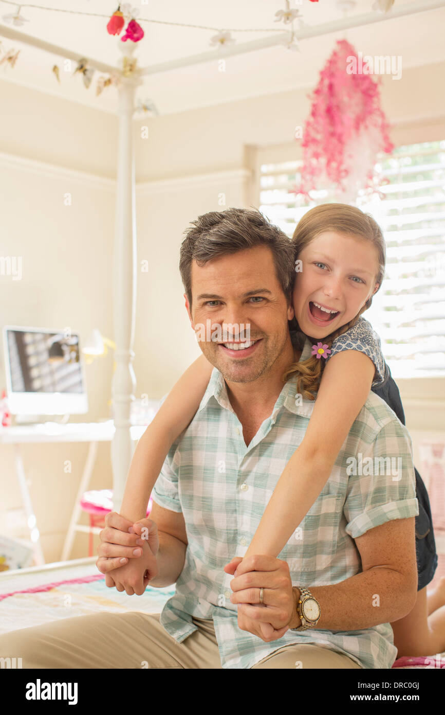 Père et fille hugging on bed Banque D'Images