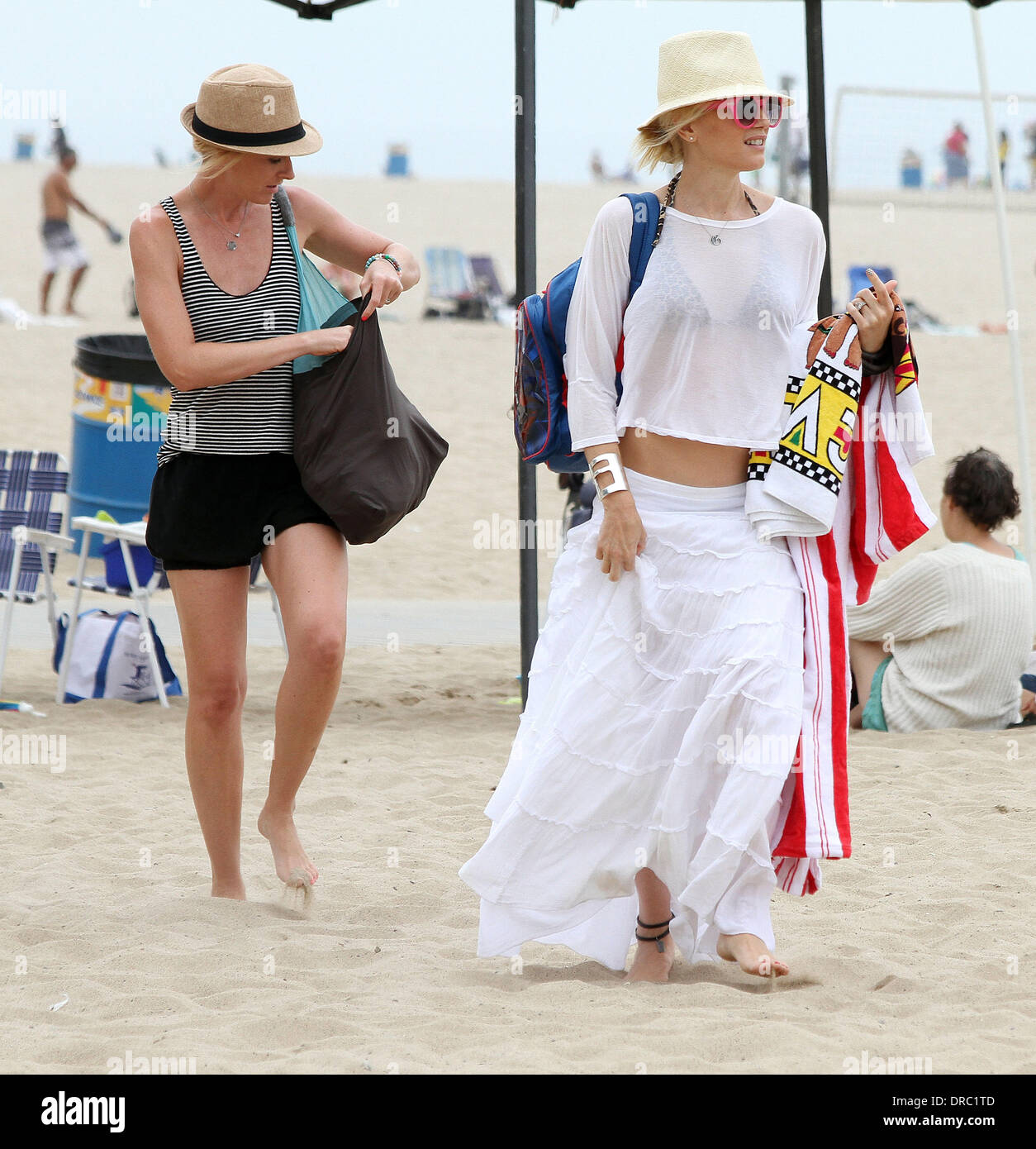 Gwen Stefani jouit de la journée sur la plage de Santa Monica avec des amis. Los Angeles, Californie - 14.07.12 Banque D'Images