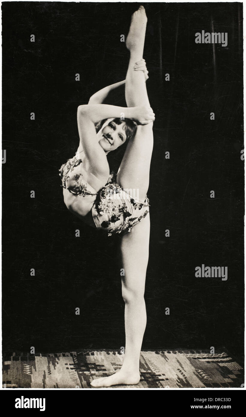 & Danseuse contorsionniste partage vertical de la scène ! Banque D'Images