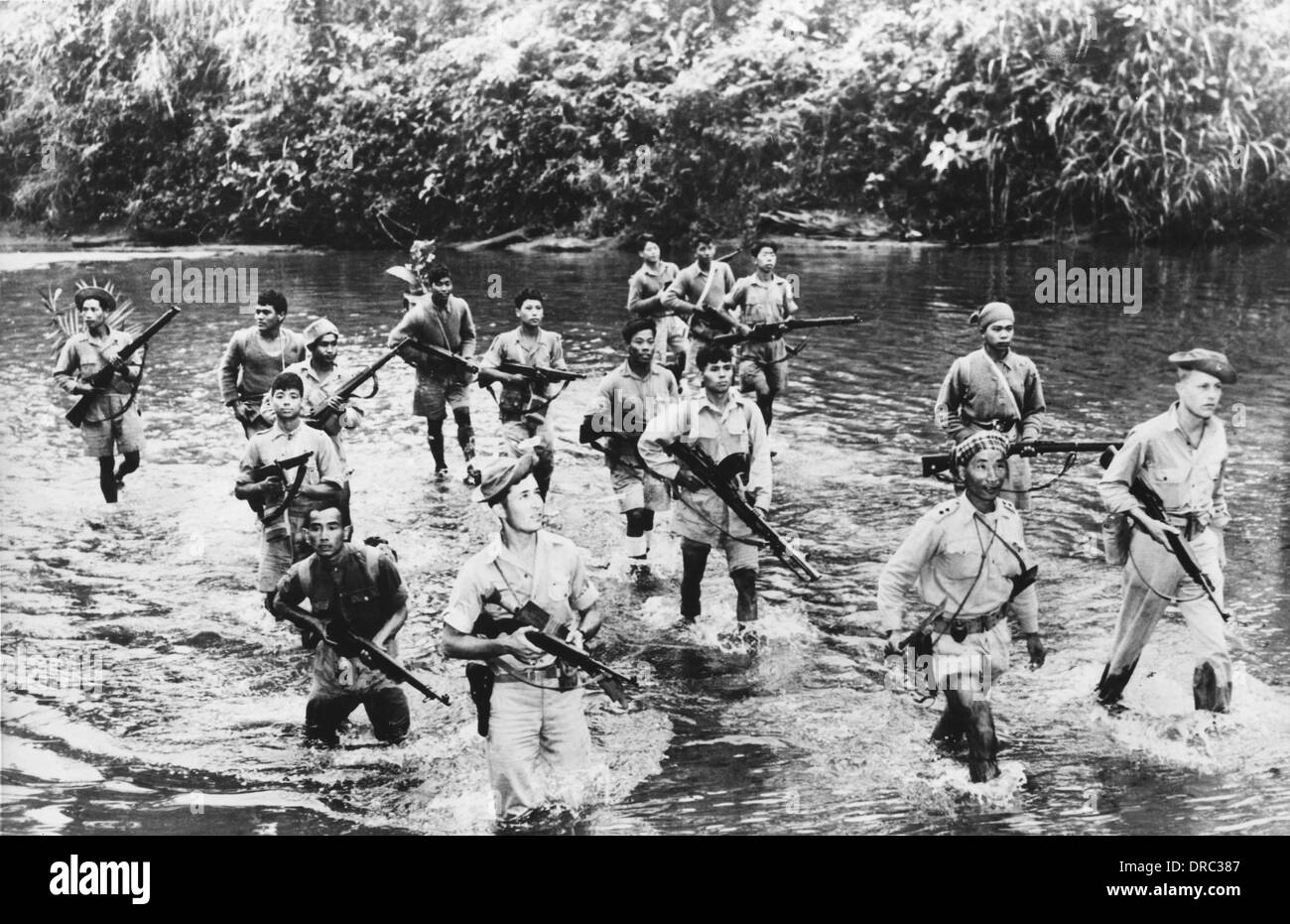 Les scouts alliées traverser une jungle birmane stream Banque D'Images