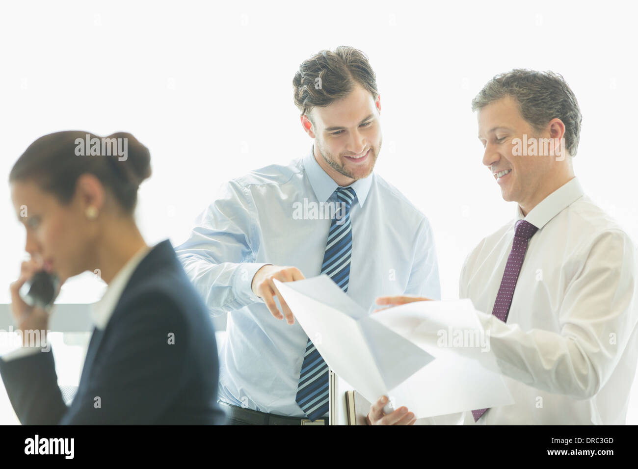 Businessmen talking in office Banque D'Images