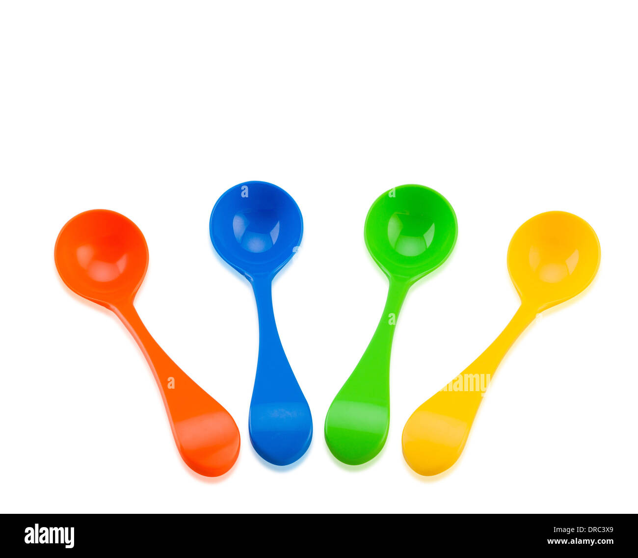 Cuillères jouet colorées isolé sur fond blanc Banque D'Images