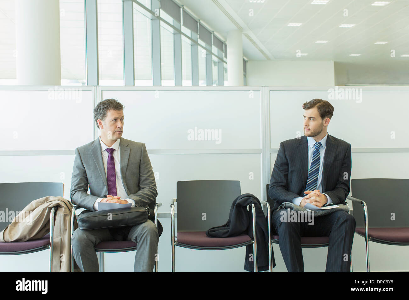 Les hommes d'affaires assis dans la salle d'attente Banque D'Images