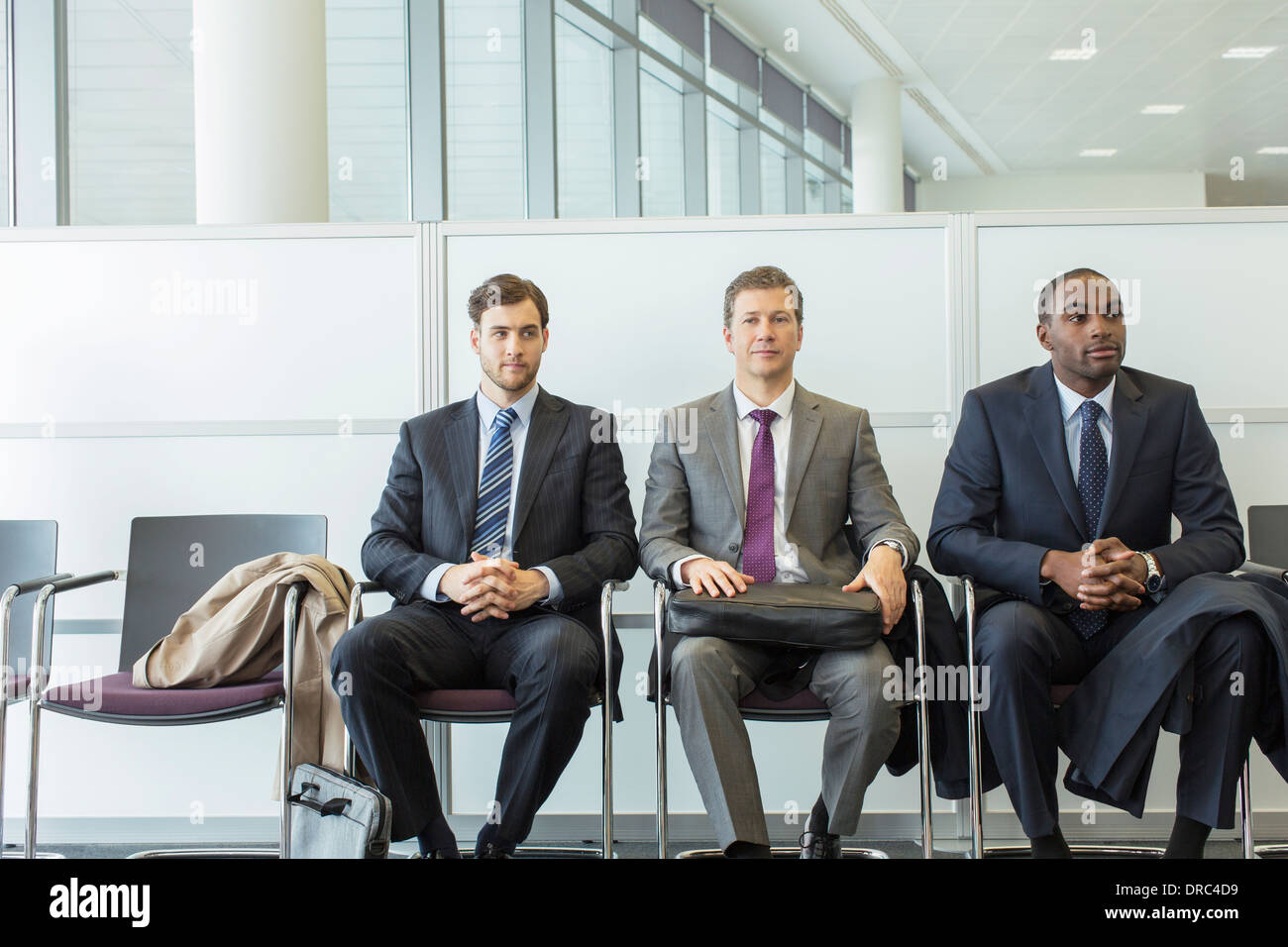 Les hommes d'affaires assis dans la salle d'attente Banque D'Images