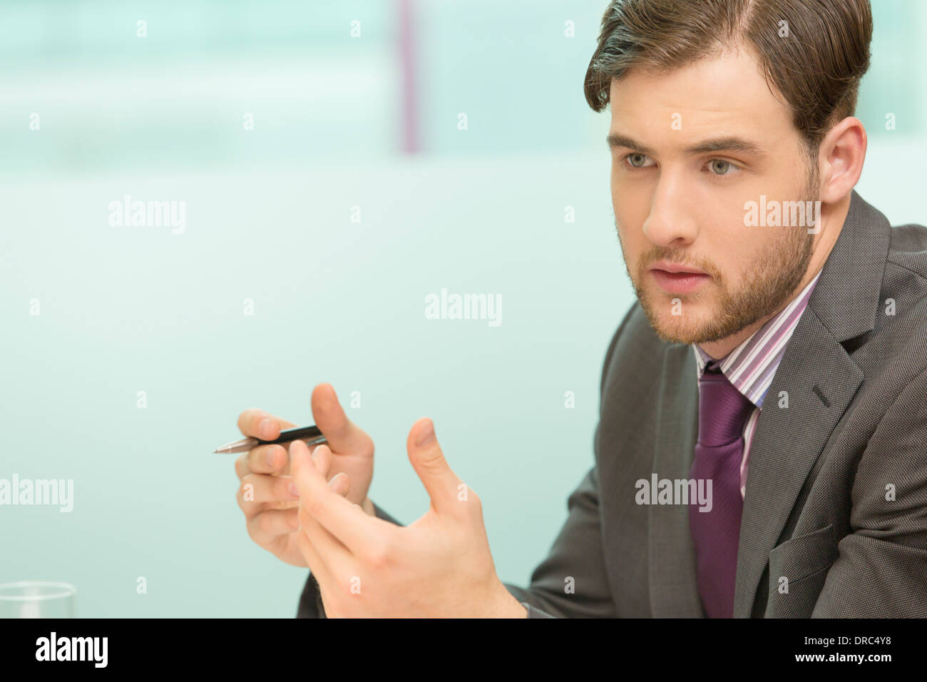 Businessman sitting in office Banque D'Images