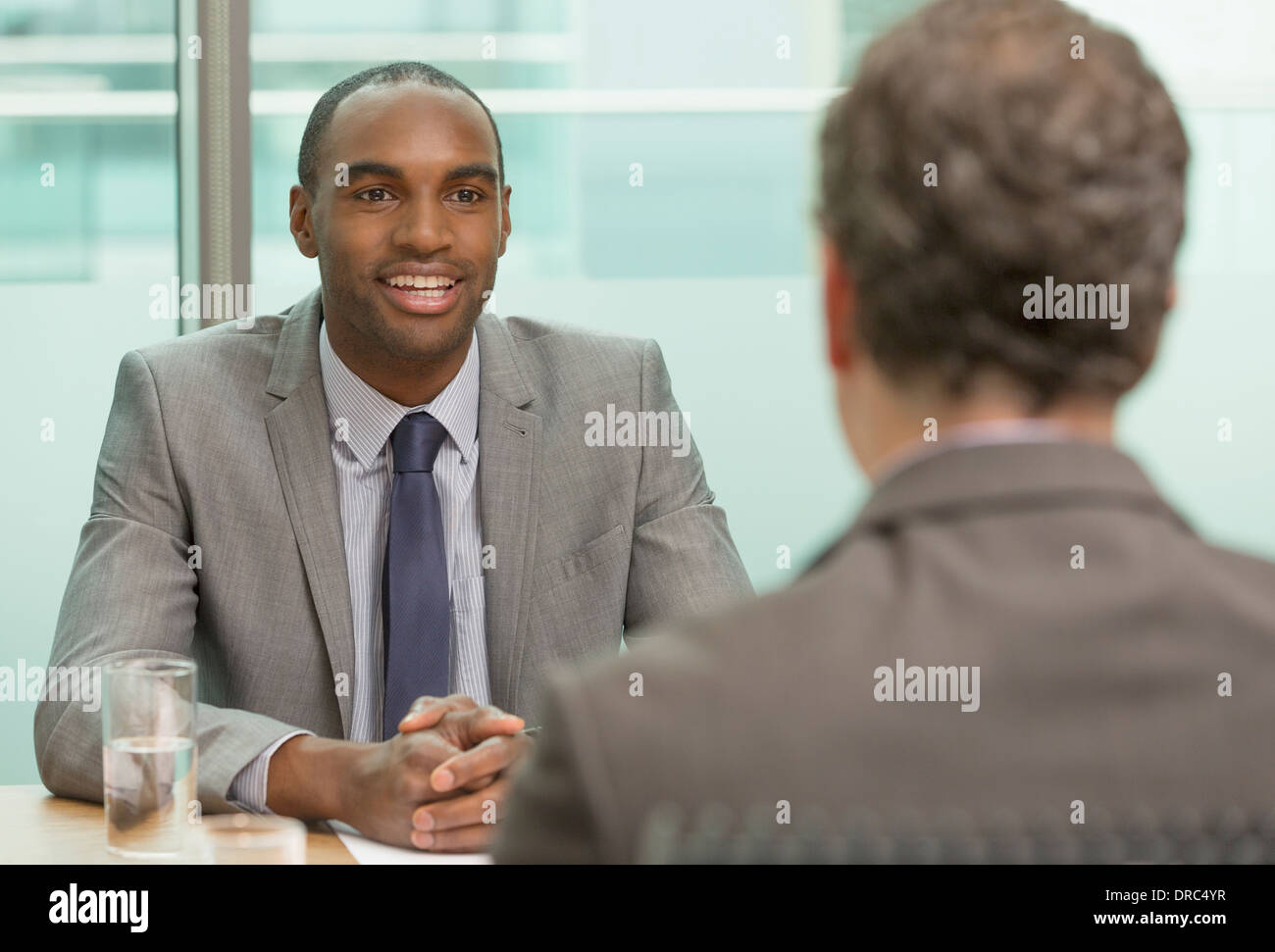 Businessmen talking in meeting Banque D'Images