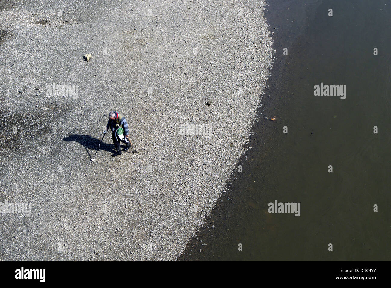 United Kingdom West London chiswick strand sur le vert un homme avec un détecteur de métal par la Tamise Banque D'Images