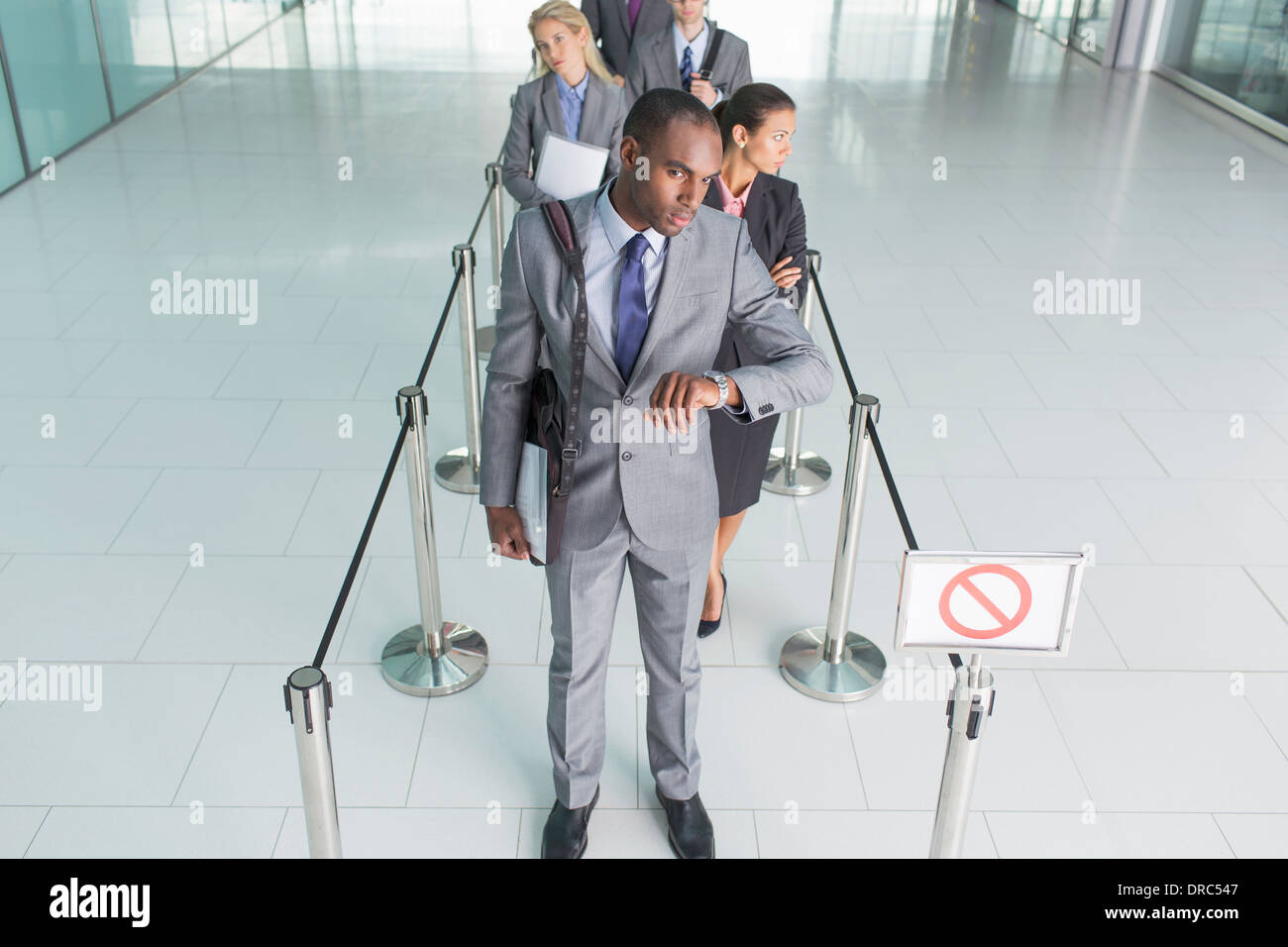 Businessman waiting in line Banque D'Images