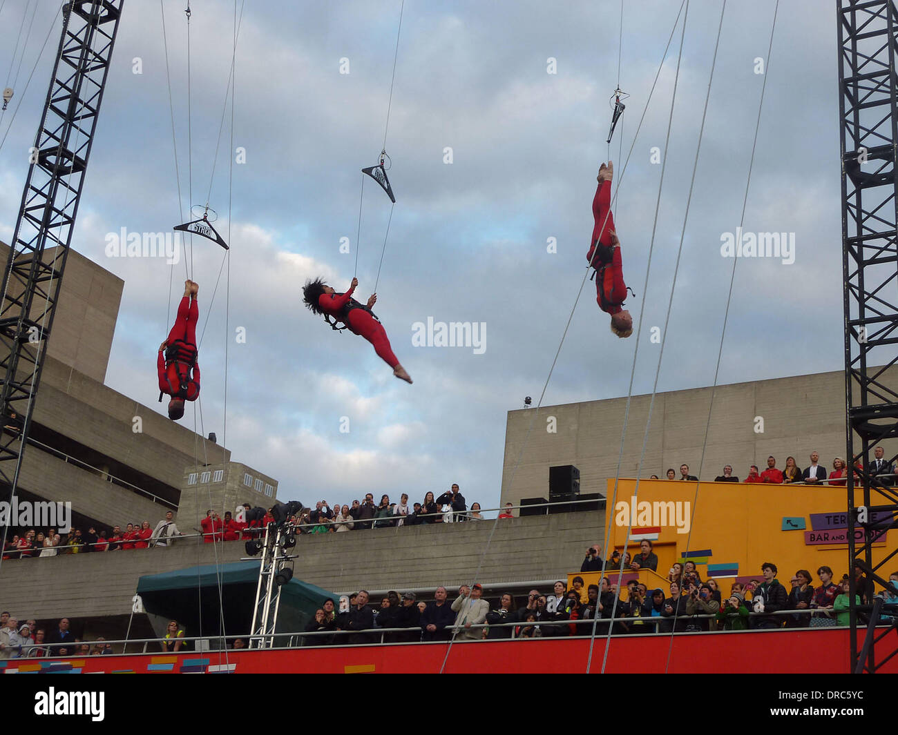 L'action extrême offrent des 'Anges' à l'extérieur du théâtre national dans le cadre du Festival olympique de Londres 2012. Les performances "surprises:Streb' chorégraphié par New Yorker Elizabeth Streb lieu sur divers sites de Londres, y compris l'Hôtel de Ville, Millenium Bridge, National Gallery et le London Eye Londres, Angleterre - 15.07.12 Banque D'Images