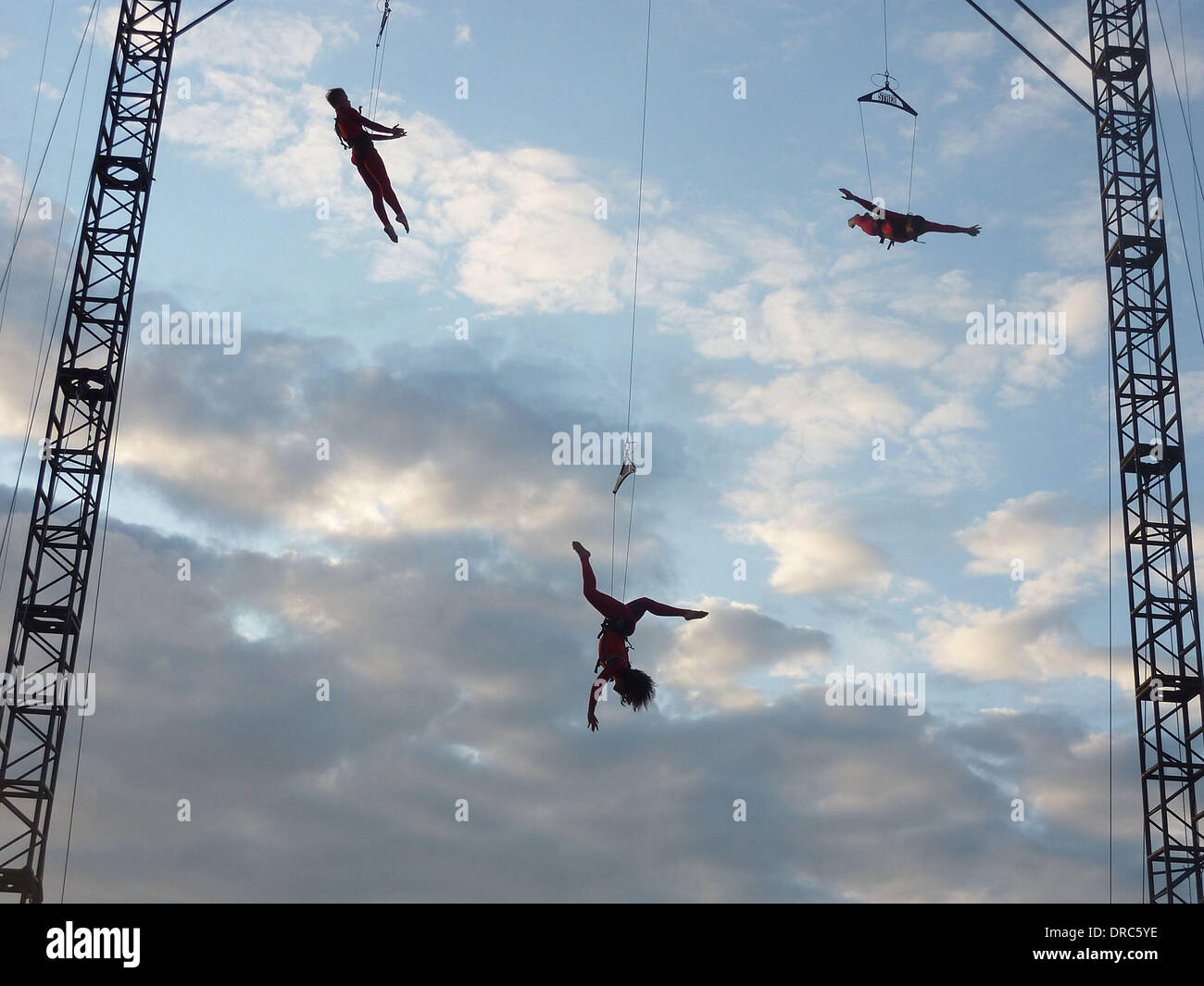 L'action extrême offrent des 'Anges' à l'extérieur du théâtre national dans le cadre du Festival olympique de Londres 2012. Les performances "surprises:Streb' chorégraphié par New Yorker Elizabeth Streb lieu sur divers sites de Londres, y compris l'Hôtel de Ville, Millenium Bridge, National Gallery et le London Eye Londres, Angleterre - 15.07.12 Banque D'Images