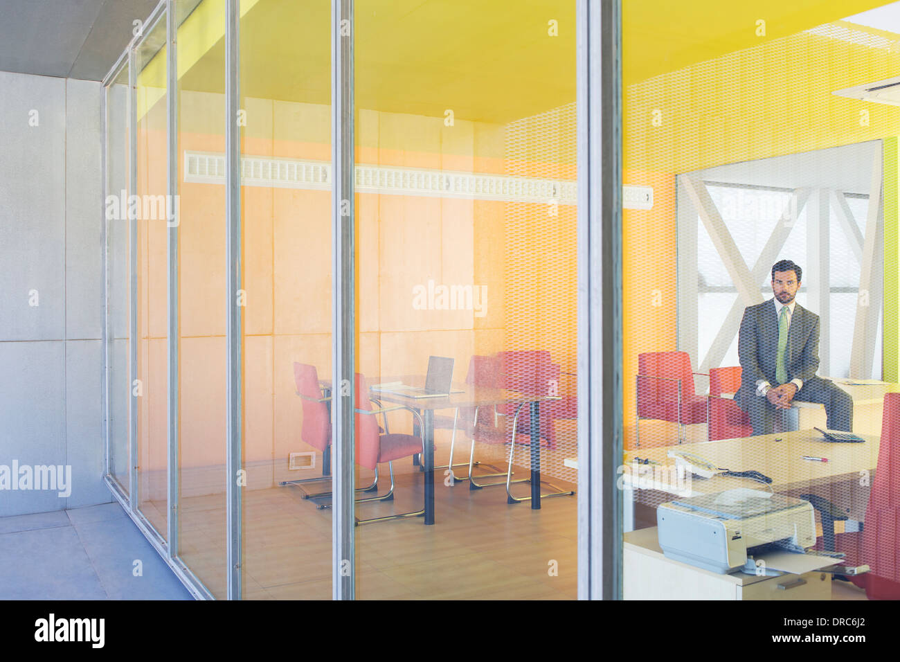 Businessman sitting in office Banque D'Images