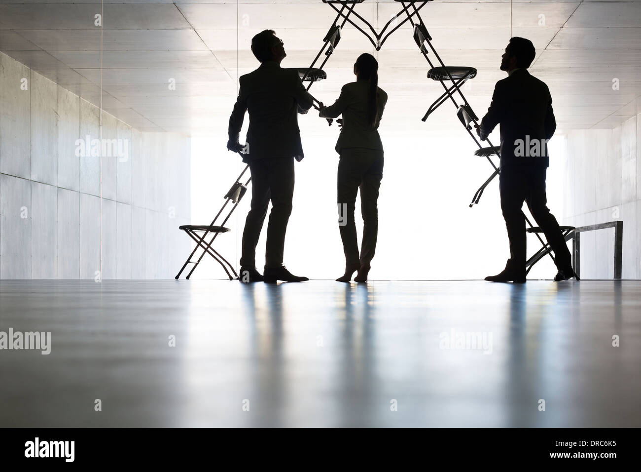 Les gens d'affaires faisant office chair installation art Banque D'Images