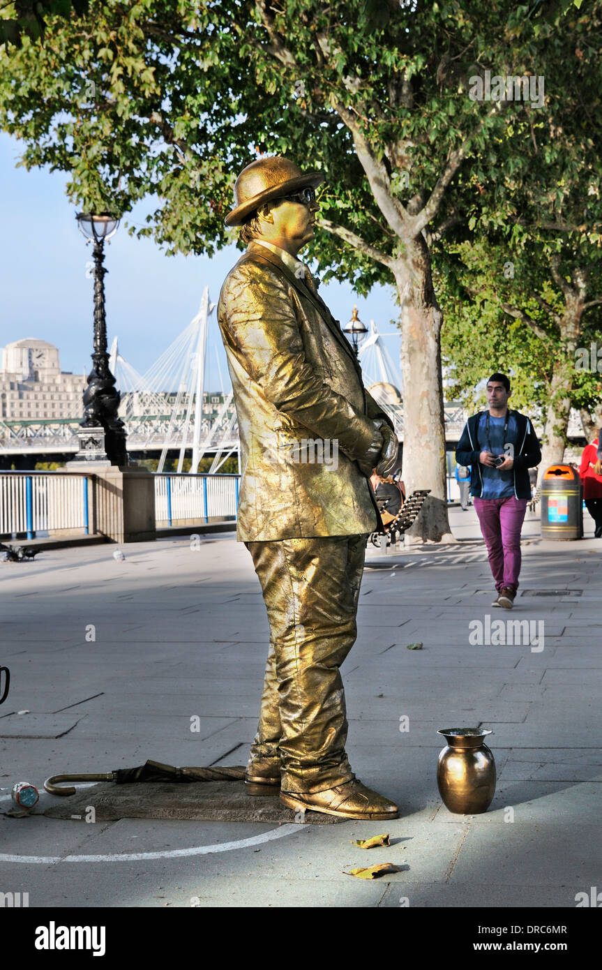 La statue d'or sur la rive sud, London, England, UK Banque D'Images