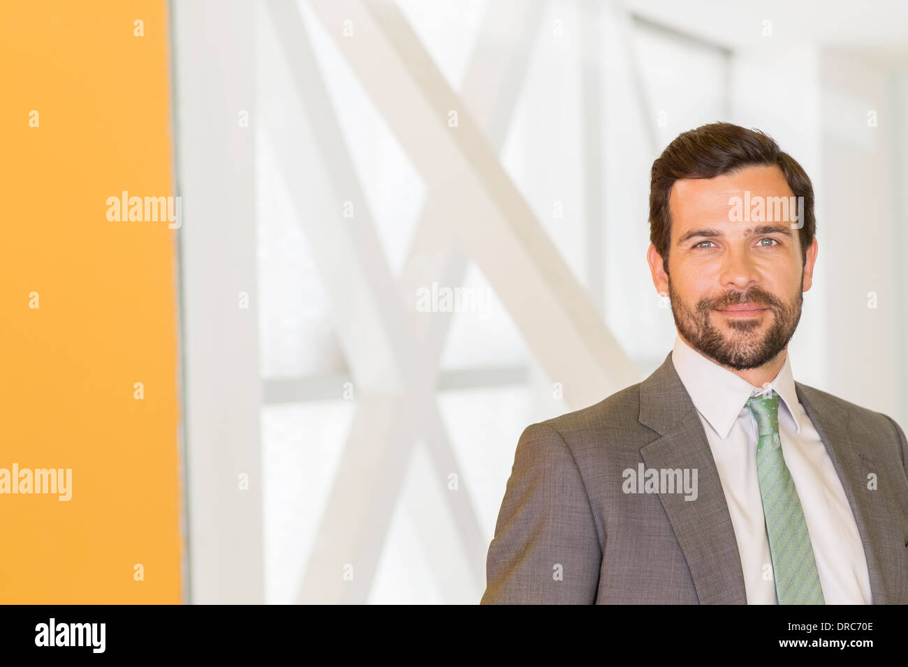Businessman smiling in office Banque D'Images