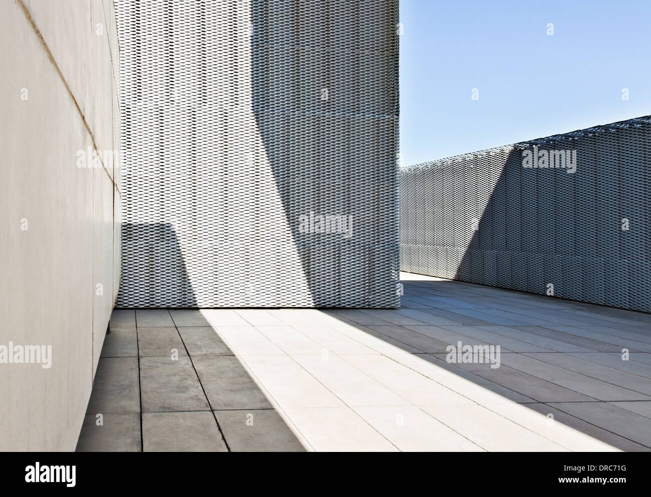 La lumière du soleil et les ombres sur le mur d'un bâtiment moderne Banque D'Images