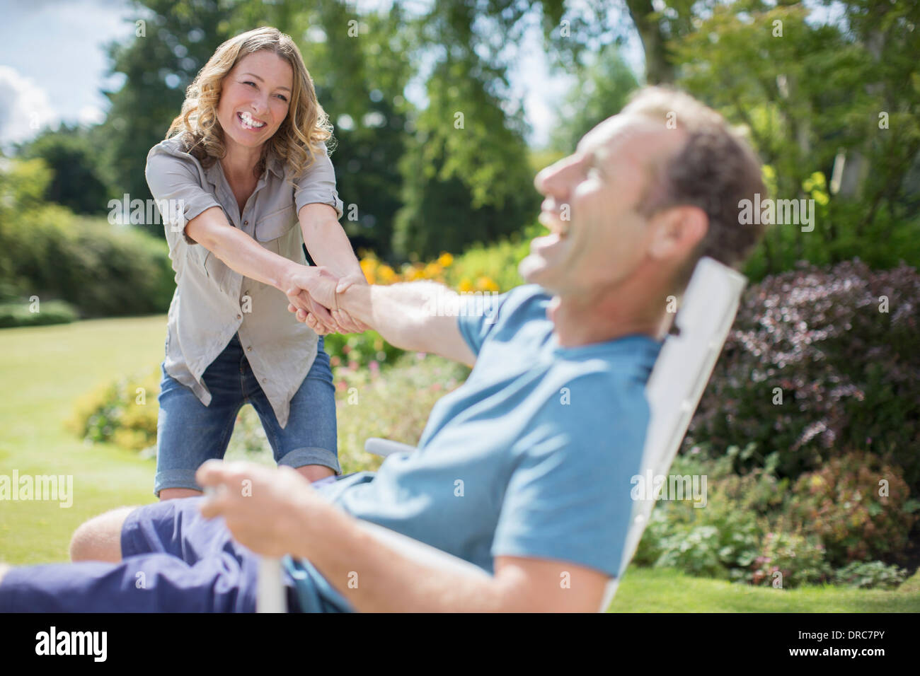 Woman pulling copain de président in backyard Banque D'Images