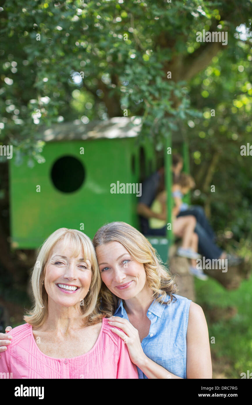 Mère et fille smiling outdoors Banque D'Images