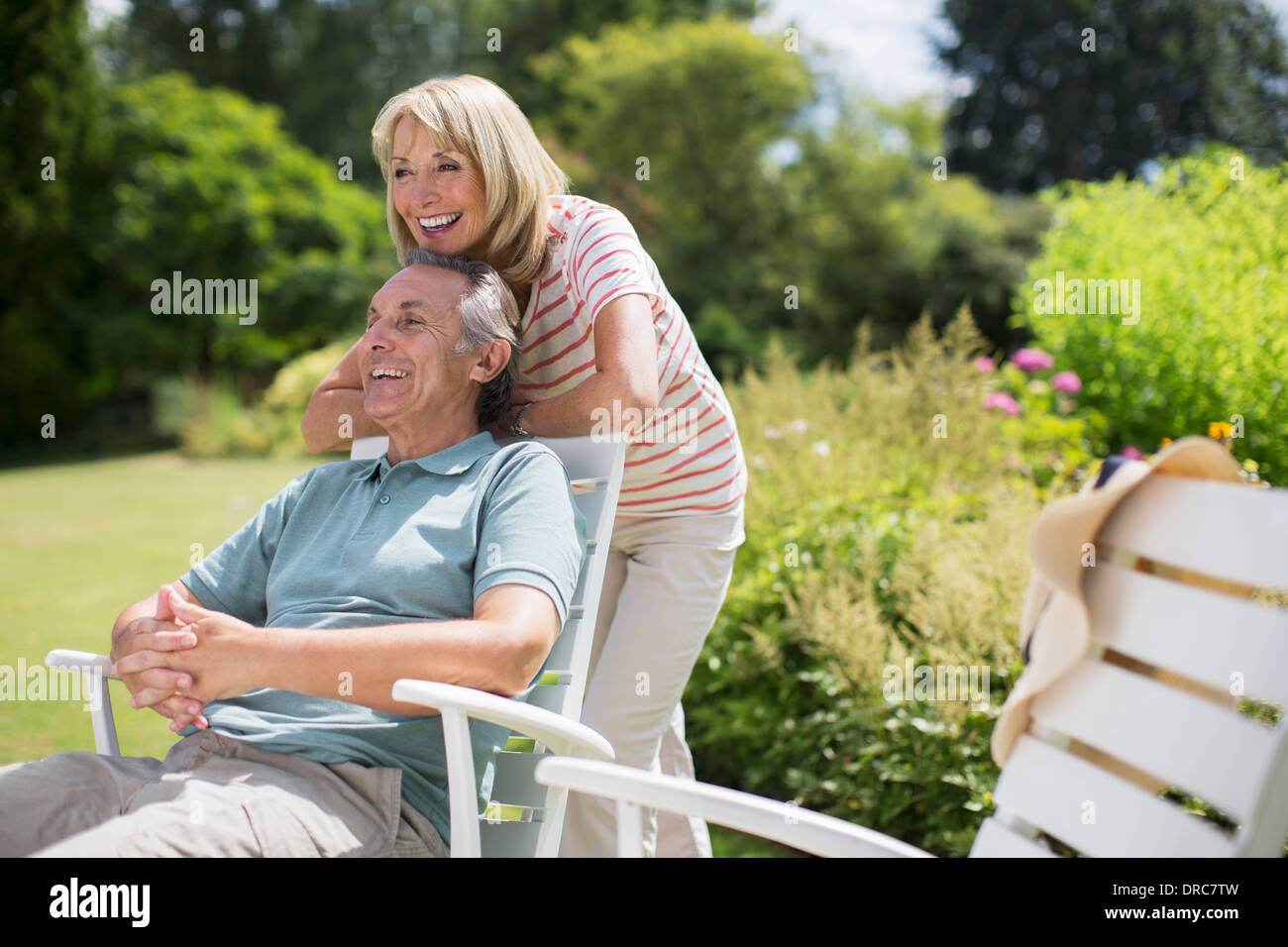 Senior couple relaxing in backyard Banque D'Images