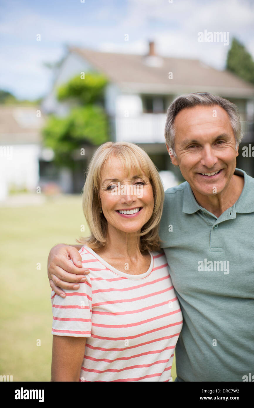 Senior couple hugging outdoors Banque D'Images