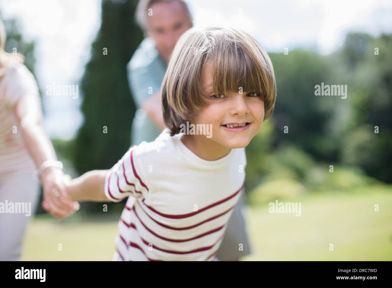 Les grands-parents grands-parents tirant à l'extérieur Banque D'Images