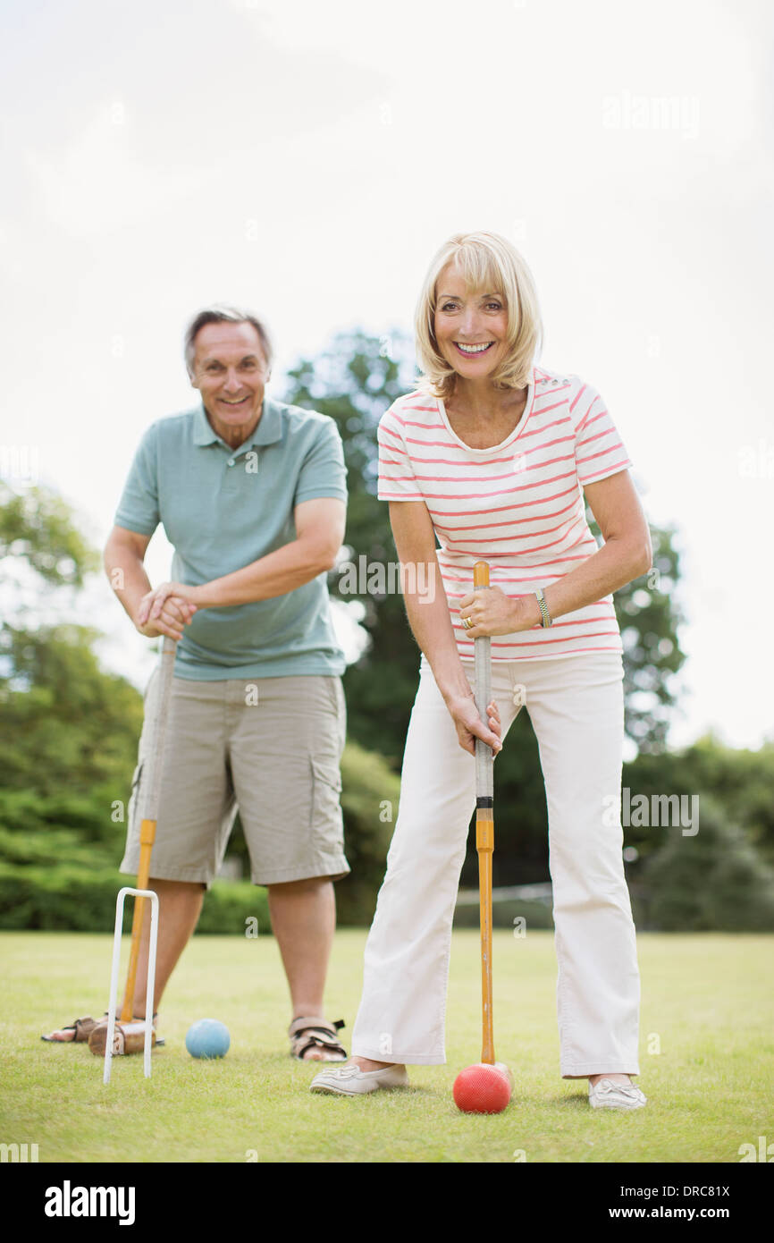 Couple playing croquet Banque D'Images