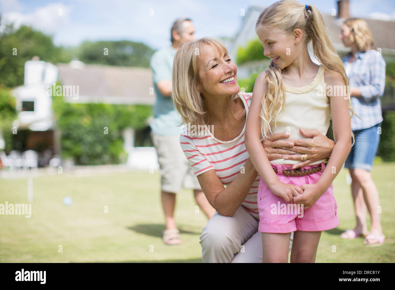 Grand-mère hugging granddaughter outdoors Banque D'Images
