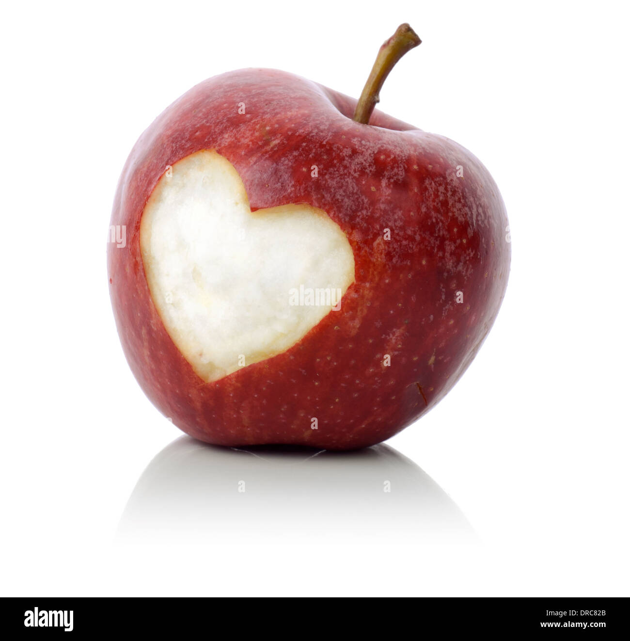 Notion d'aimer une nourriture saine, un Apple avec le symbole du cœur sculpté dans il isolé sur fond blanc Banque D'Images
