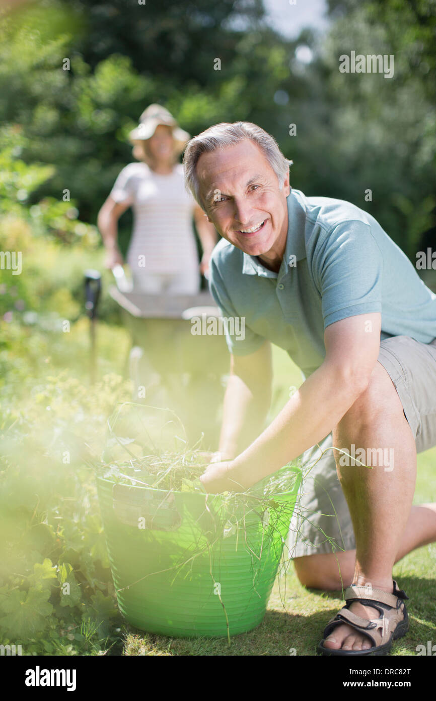 Senior couple working in garden Banque D'Images