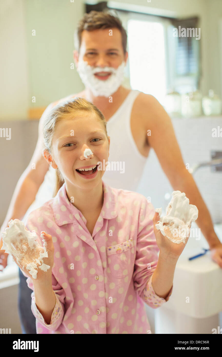 Père et fille jouer avec la crème à raser Banque D'Images Père et fille jouer avec la crème à raser Banque D'Images