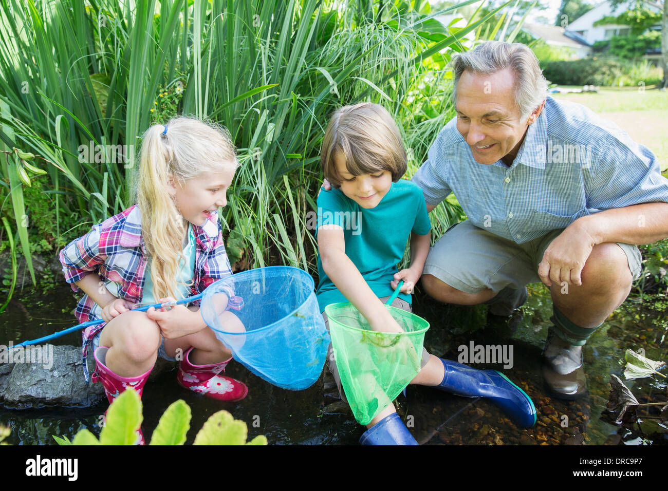 Grand-père et ses petits-enfants avec des filets de pêche Banque D'Images