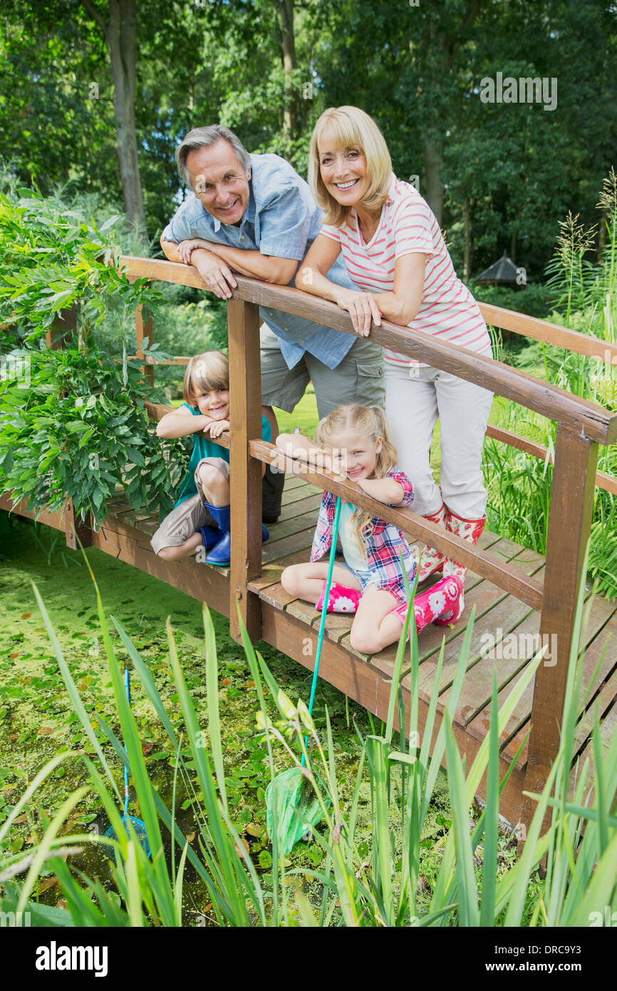 Les grands-parents et petits-enfants smiling sur passerelle en bois Banque D'Images