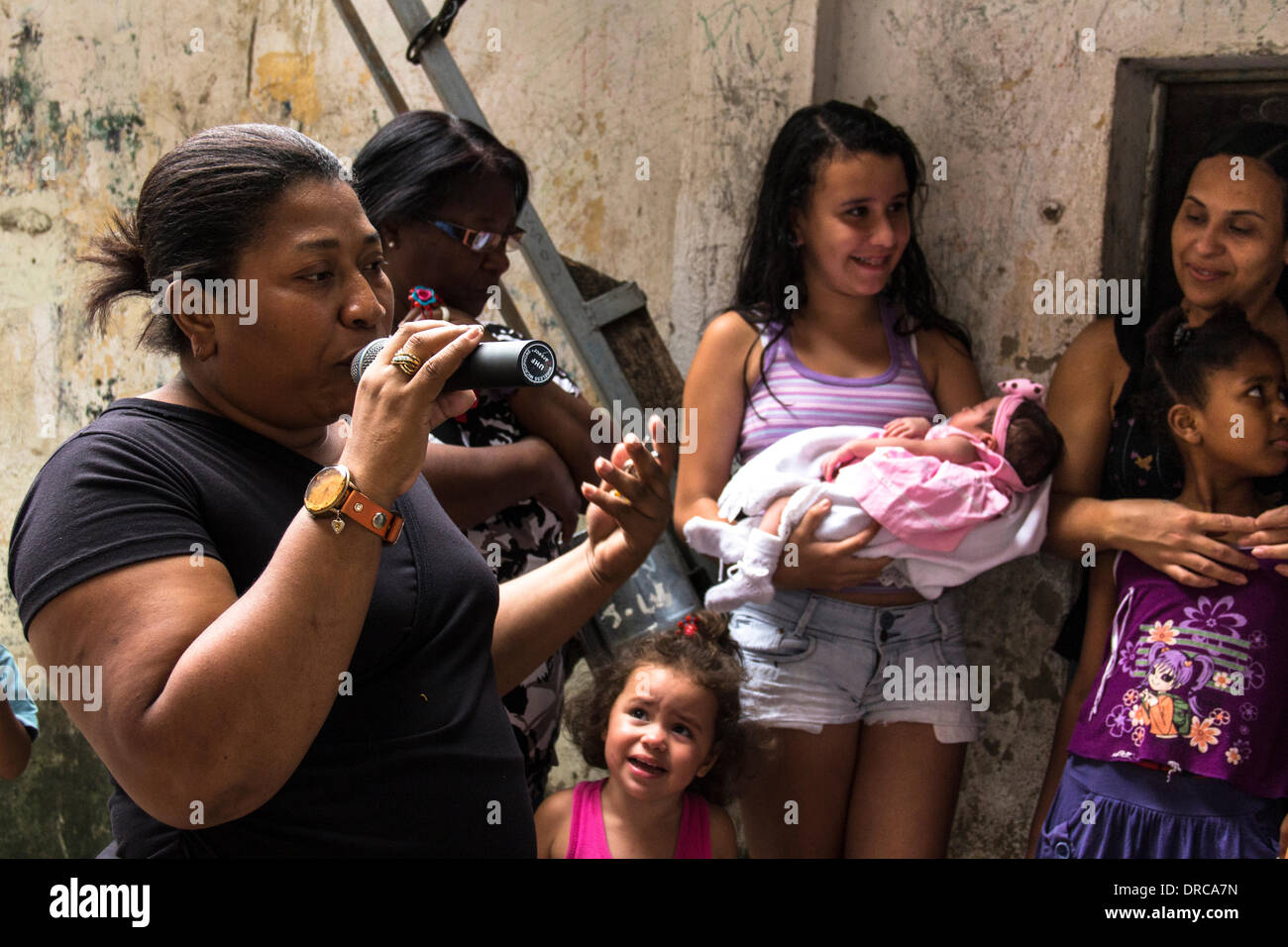 7 décembre 2013 - acte Social a rassemblé des militants, des journalistes et des représentants de mouvements sociaux de débattre contre la violence policière et la criminalisation des bidonvilles de Rio. En 2008, un Matheus de 8 ans qui a été tué par la CDP dans la favela de Maré, à Rio de Janeiro. Morts et disparitions de taudis continuent de se produire en raison de l'action de la police.     Gracilene Rodrigues, Matheus mère Banque D'Images