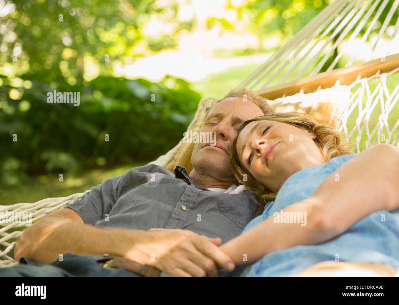 Couple sleeping in hammock Banque D'Images