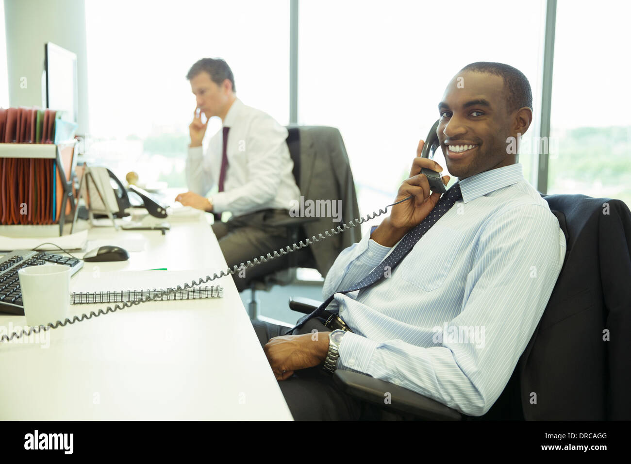 Businessman talking on telephone in office Banque D'Images