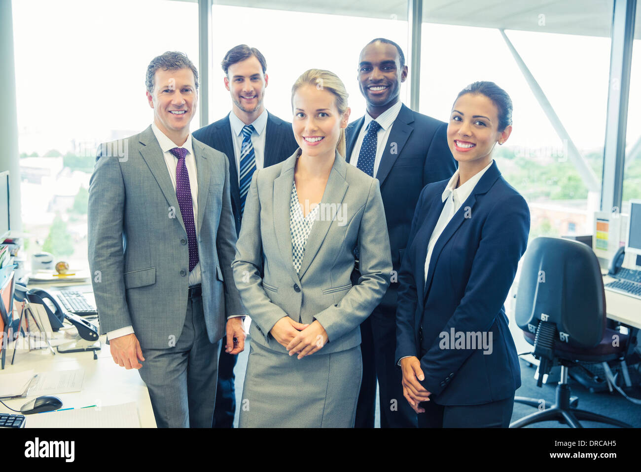 Business people smiling in office Banque D'Images