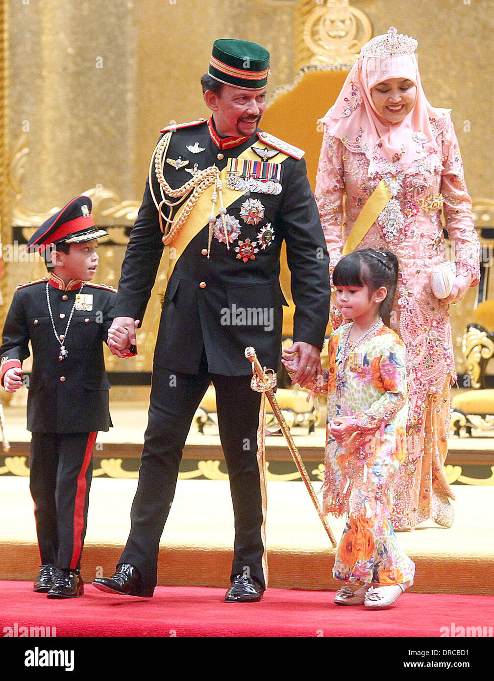 Le Sultan Hassanal Bolkiah et Yang Di-Pertuan du Brunéi en famille le Sultan Hassanal Bolkiah de Brunéi assiste à une procession célébrant son 66e anniversaire. L'état souverain de Bornéo Brunei Darussalam célèbre dans le faste et la splendeur du 66e anniversaire de son roi qui a régné sur le Sultanat pendant 45 ans dans un héritage d'une succession ininterrompue de 607 ans de dynastie musulmane. Bandar Seri Begawan Banque D'Images