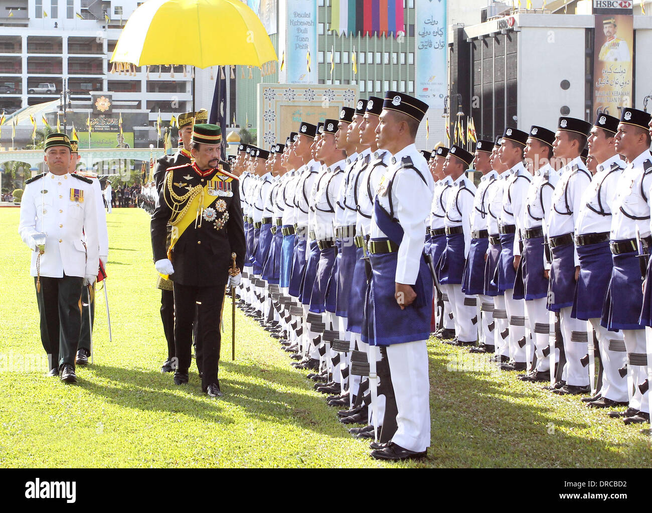 Le Sultan Hassanal Bolkiah de Brunei Hassanal Bolkiah Sultan de Brunei assiste à une procession célébrant son 66e anniversaire. L'état souverain de Bornéo Brunei Darussalam célèbre dans le faste et la splendeur du 66e anniversaire de son roi qui a régné sur le Sultanat pendant 45 ans dans un héritage d'une succession ininterrompue de 607 ans de dynastie musulmane. Bandar Seri Begawan, Brunei Darussalam - 15.07.12 * Banque D'Images