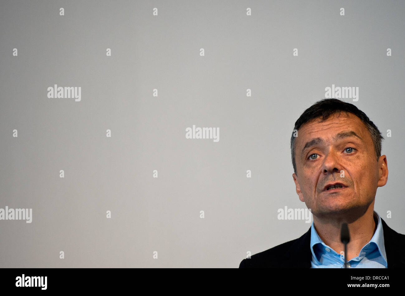 Essen, Allemagne. 23 Jan, 2014. Tobia Bezzola, directeur du musée Folkwang prend la parole lors d'une conférence de presse à Essen, Allemagne, 23 janvier 2014. Le musée Folkwang a présenté son programme de l'année 2014 au cours d'une conférence de presse annuelle. Photo : Federico Gambarini/dpa/Alamy Live News Banque D'Images