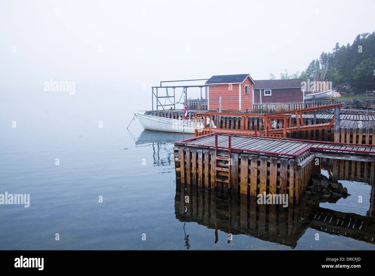 Les hangars à bateaux et quai sur bay Banque D'Images