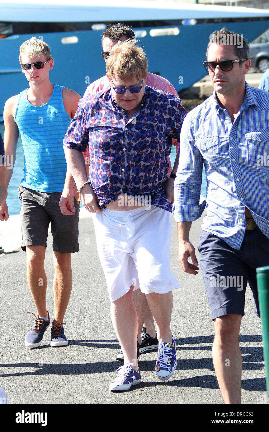 Elton John sur le shopping à Saint-Tropez s'arrêter au Club 55 (plage de  Pampelune), Louis Vuitton, Dolce & Gabbana et Solaris lunettes de soleil  suivi d'un verre au Senequier. Saint-Tropez, France -