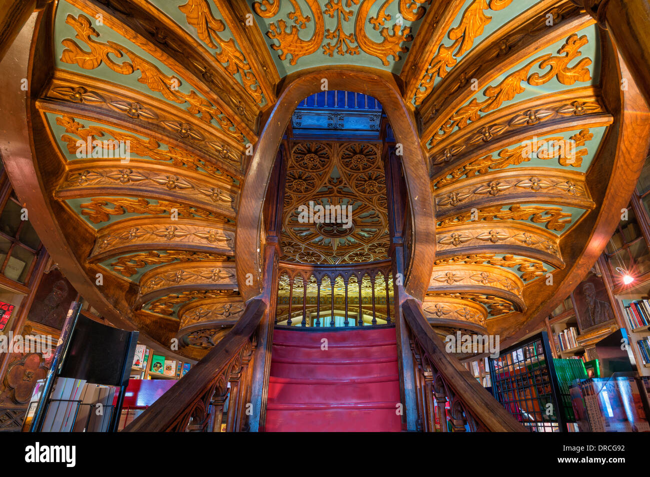 Librairie Lello et Irmao, escaliers en spirale, Porto, Portugal Banque D'Images