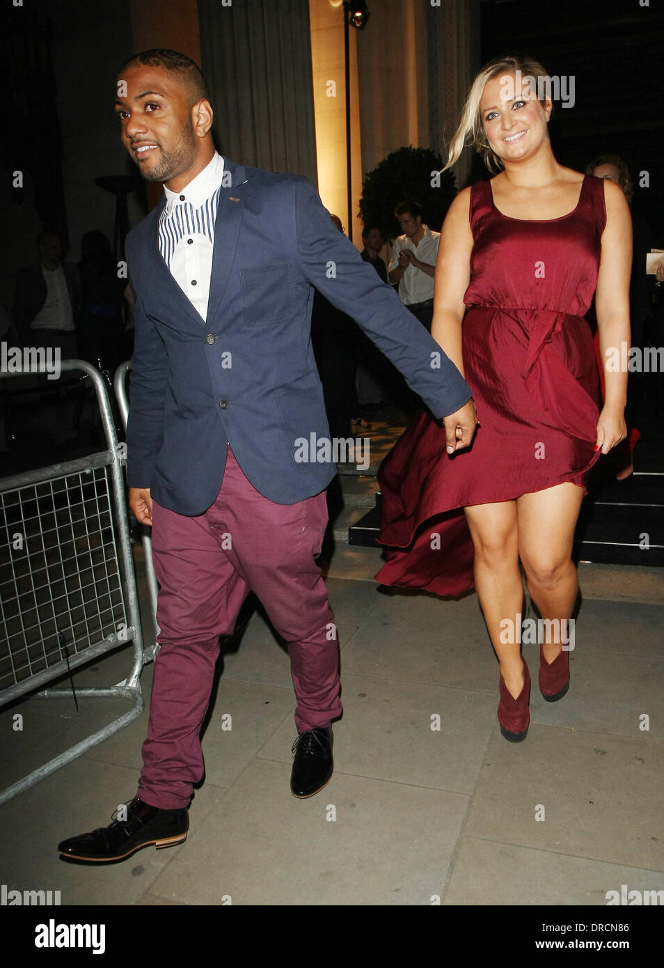 JB, vrai nom Jonathan Gill, de JLS et petite amie Chloe Tangney quitter l'afterparty du nouveau film Batman' 'The Dark Knight Rises" à Londres, Angleterre - 18.07.12 Banque D'Images