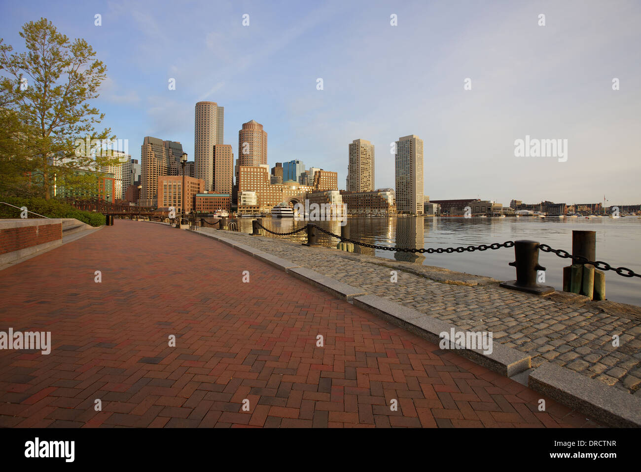 Le soleil du matin sur le port de Boston Skyline de Fan Pier Plaza avec vue sur le front de mer et sur le port de Boston Rowes Wharf Banque D'Images