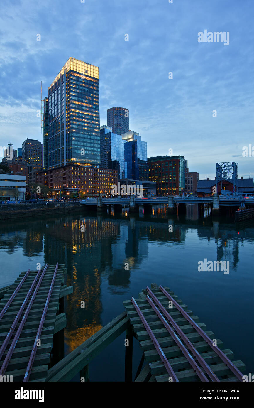 L'Heure Bleue un soir sur la zone de loisirs Harborwalk regarder en arrière vers le bord du quai de l'Atlantique dans le sud de Boston Massachusetts Banque D'Images