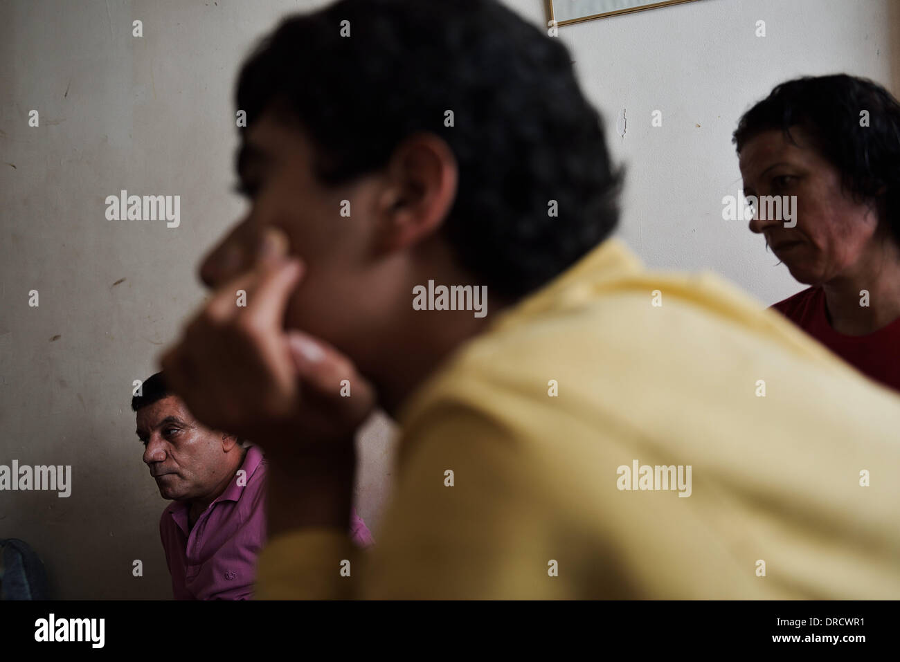 15 octobre 2013 - Grèce - La famille d'Iskandar à partir de la Syrie à l'intérieur regarde la télévision leur appartement. En raison de sa position géographique, la Grèce a le rôle d'immigrants provenant de l'Asie de la réception afin de continuer leur long voyage vers l'Europe. Plusieurs d'entre eux viennent en Grèce en vue de trouver du travail et s'intégrer dans la société, sans être en mesure d'imaginer l'ampleur de la crise la Grèce est confrontée depuis trois ans. Le résultat de cette situation pour eux, est d'être emprisonnée dans un pays, sans avoir un travail ou un endroit pour vivre, et sans aucune aide de l'État grec. Depuis plusieurs années, les mu Banque D'Images