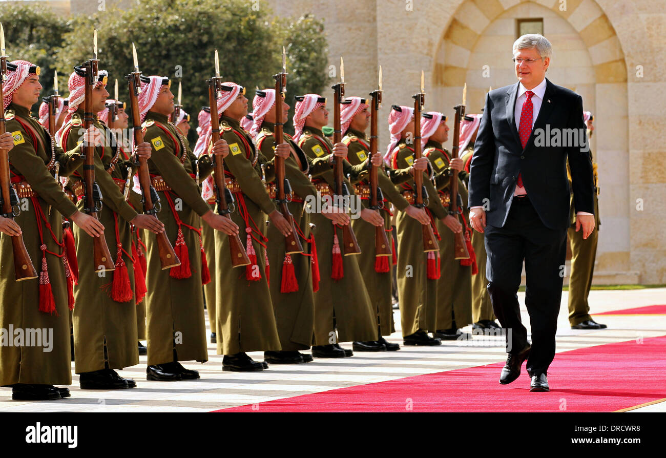 Amman, Jordanie. 23 Jan, 2014. Le premier ministre canadien Stephen Harper reviews une garde d'honneur au Palais Royal à Amman, Jordanie, le 23 janvier, 2014. Credit : Mohammad Abu Ghosh/Xinhua/Alamy Live News Banque D'Images